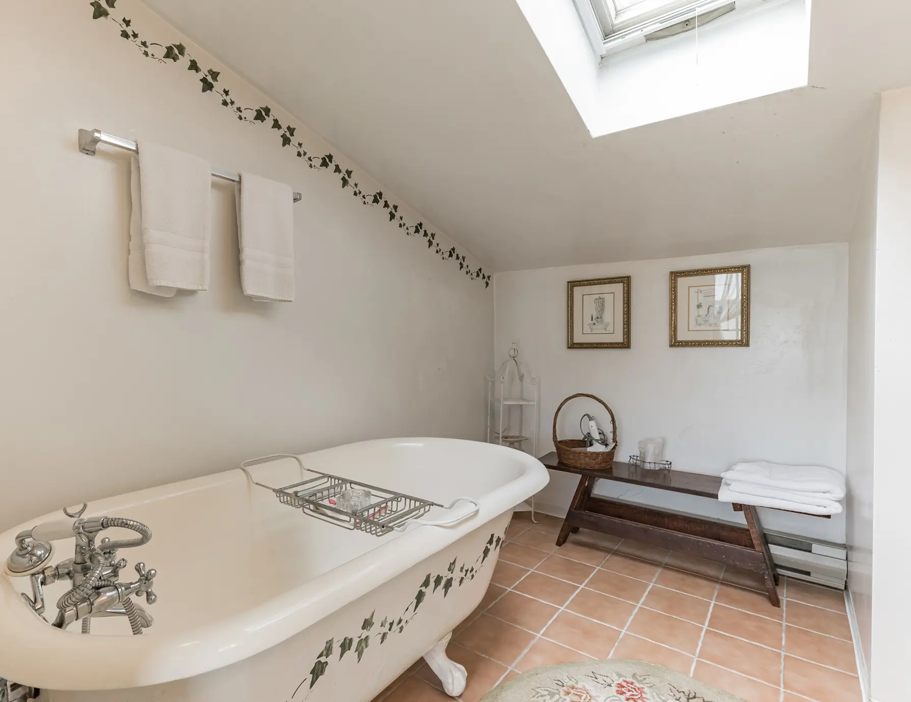 Cottage Room bath at our Lancaster County Inn