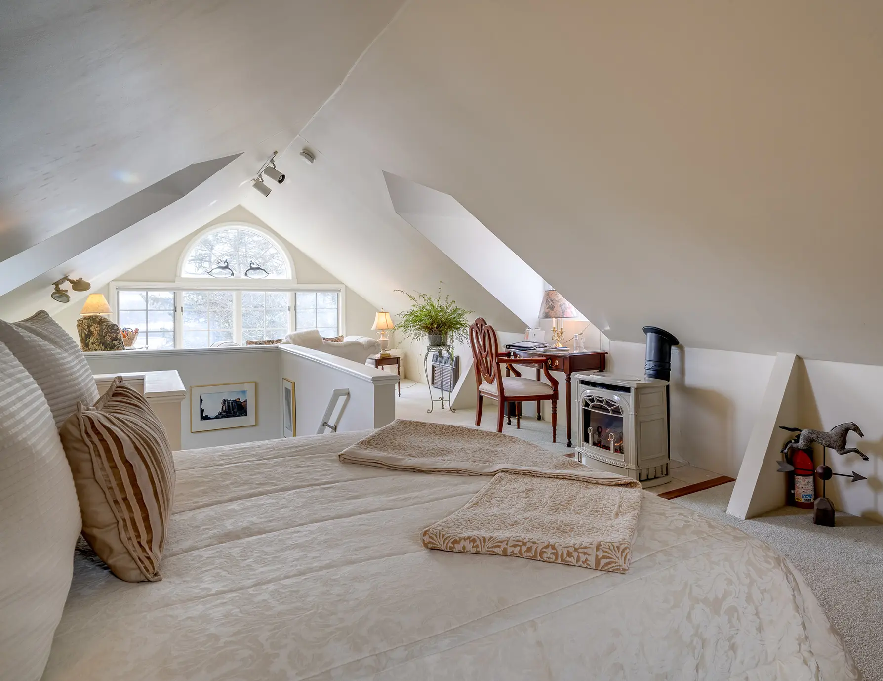 Palladian Suite Vaulted ceiling with bed and fireplace