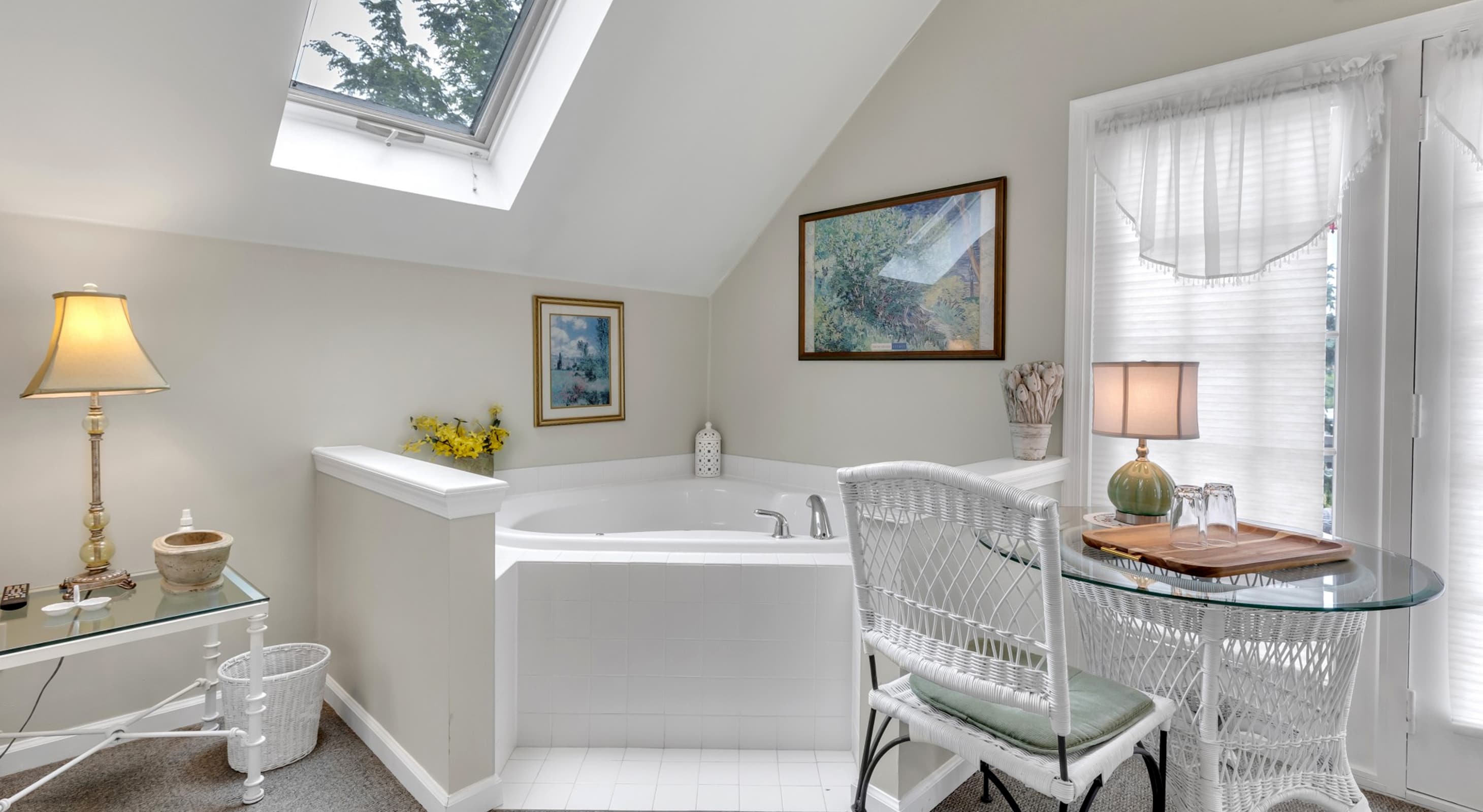 Pennsylvania lodging with a jetted tub under skylight 